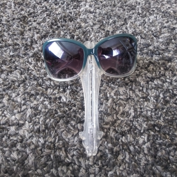 DG Sunglasses - Picture 2 of 3